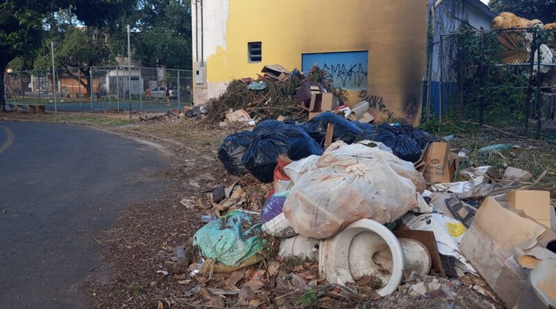 Lixo e entulho toma conta da cidade. Lei do Entulho Zero não é aplicada