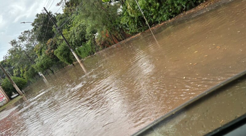 Sem a limpeza periódica dos bueiros e galerias, alagamento das vias públicas de Timóteo causa prejuízos