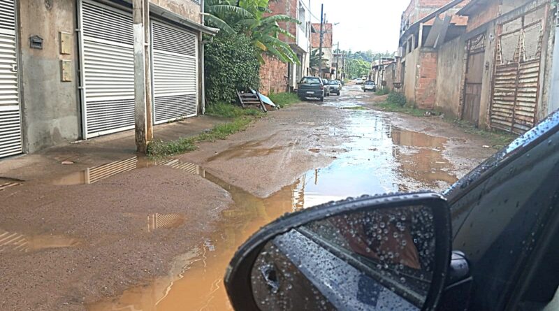 Moradores da Rua Pinho de Riga, no Recanto Verde, reivindicam a pavimentação da via