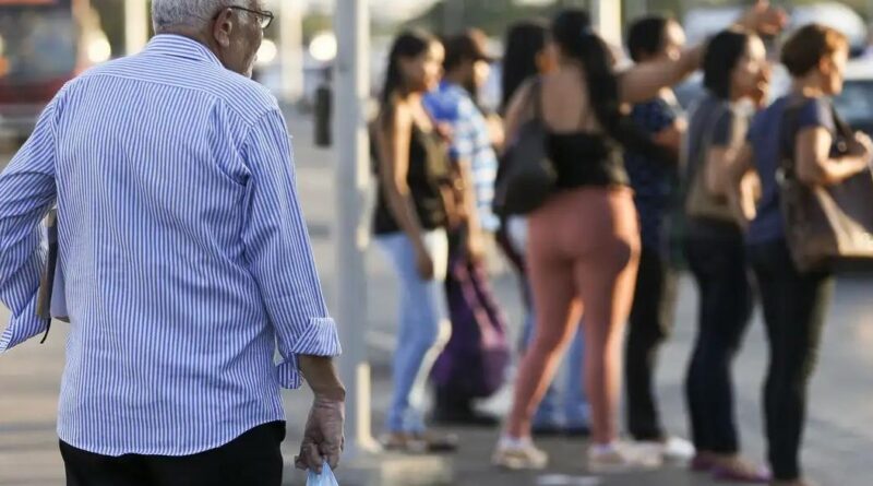 Teto de pensionista e aposentado do INSS sobe para R$ 8.475 em 2026