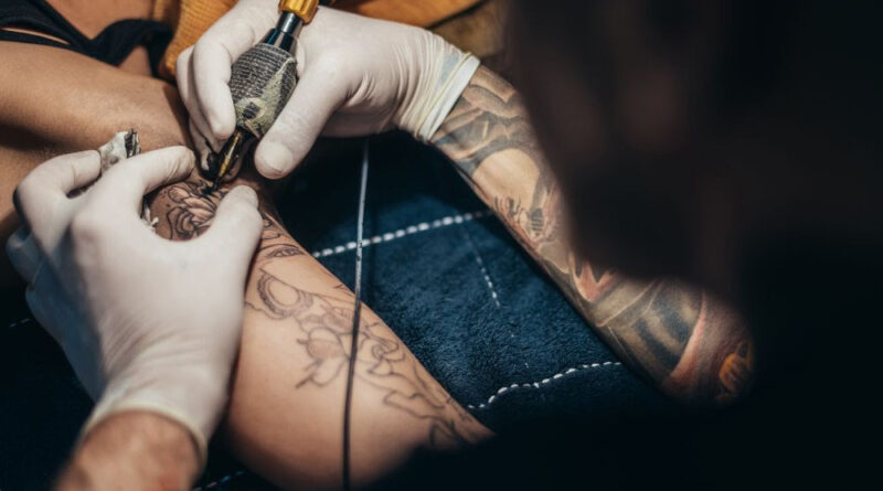 Justiça condena tatuador por serviço não finalizado