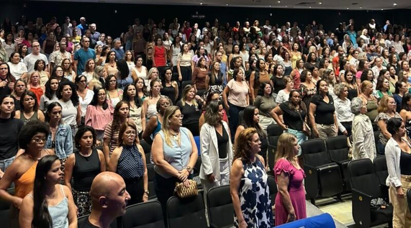 Palestrantes emocionam educadores  com lições de superação e recomeço