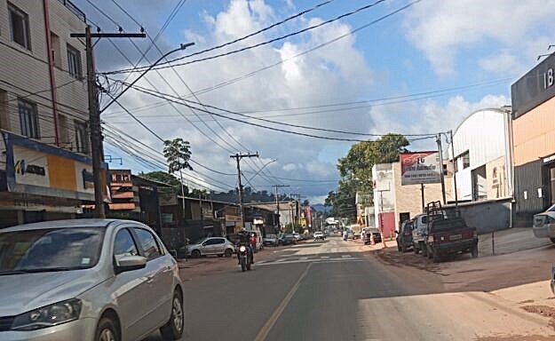 Poeira e barro marcam rotina de comerciantes na Avenida Acesita, em Timóteo
