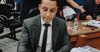 Líder de governo critica Comunicação da Prefeitura e comenta descontos no piso da enfermagem em Timóteo