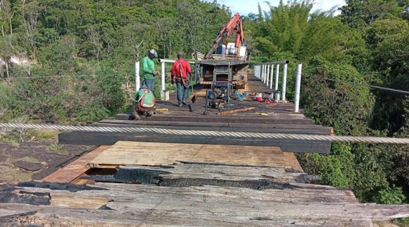 Fiscalização da Prefeitura de Marliéria embarga obra da Ponte Queimada por irregularidades técnicas