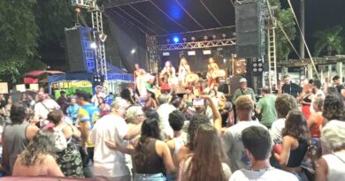 Bloco Valentinas e Império da Sede abriram o carnaval de Timóteo na Praça 29 de Abril