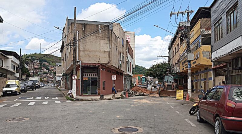 Obra da Copasa no bairro Ana Rita, em Timóteo, gera confusão no trânsito e aumenta risco de acidentes