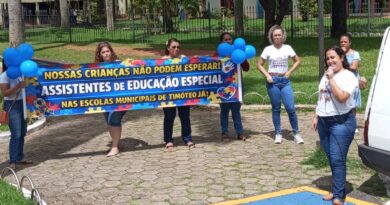 Mães protestam em Timóteo por falta de professores de apoio, e prefeito promete solução após o Carnaval