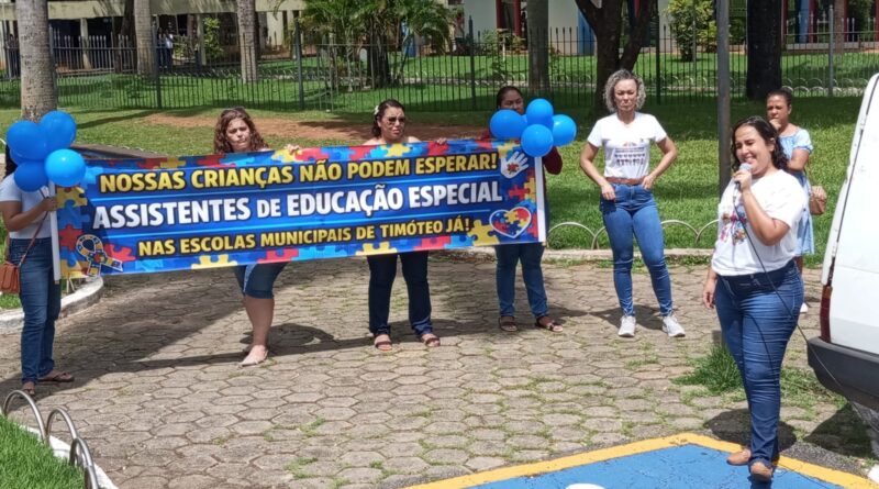 Mães protestam em Timóteo por falta de professores de apoio, e prefeito promete solução após o Carnaval