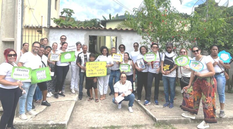 Comunidade protesta contra suspensão de turmas na Escola Estadual João Cotta, em Timóteo