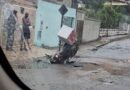Motocicleta é engolida por cratera em Timóteo e reacende críticas à Copasa e à fiscalização da Prefeitura