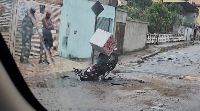 Motocicleta é engolida por cratera em Timóteo e reacende críticas à Copasa e à fiscalização da Prefeitura
