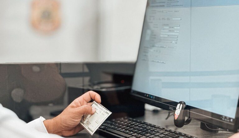 PF prende três brasileiros deportados pelos Estados Unidos em Confins/MG