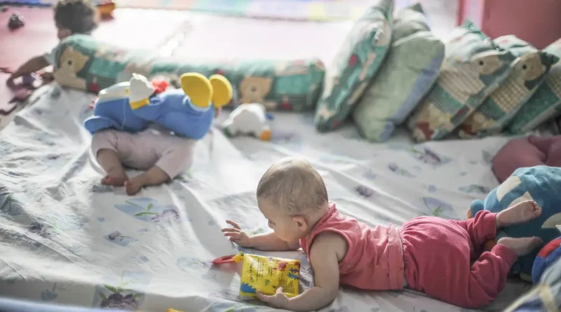 Pobreza afeta desenvolvimento de bebês desde 6 meses, mostra pesquisa