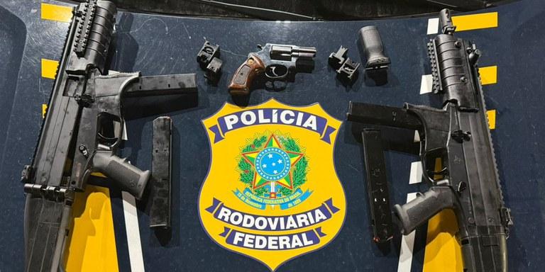 Submetralhadoras e revólver dentro de ônibus em rodovia de Minas. Homem é preso