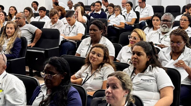 Servidores e colaboradores participam de treinamento sobre o sistema TRAMITA