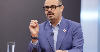 Renúncia de Zema leva Assembleia de Minas a empossar Mateus Simões como governador