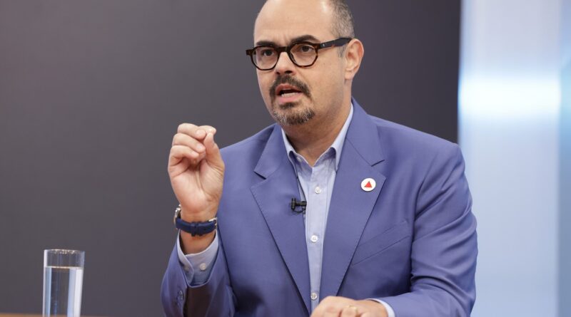 Renúncia de Zema leva Assembleia de Minas a empossar Mateus Simões como governador