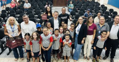 Prefeitura de Timóteo reforça cuidado com alunos ao entregar óculos pelo Programa Miguilim