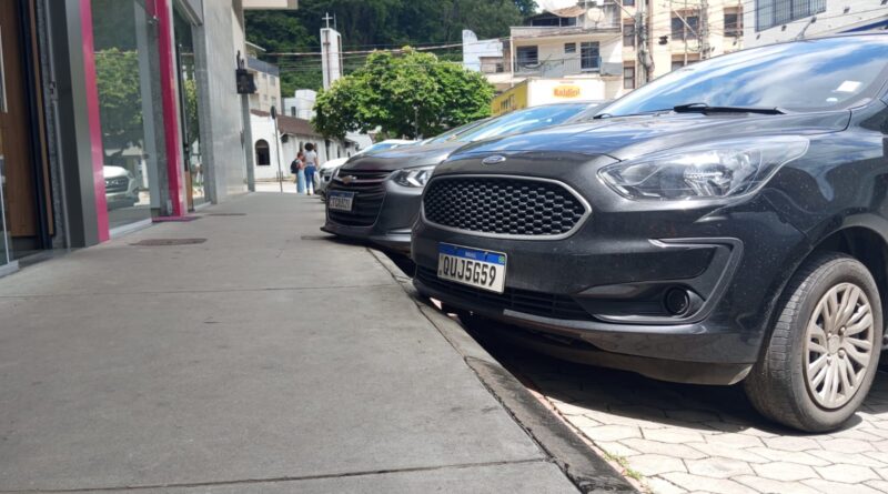 Em Timóteo, motoristas acumulam prejuízos com meios-fios altos nas vagas a 45 graus