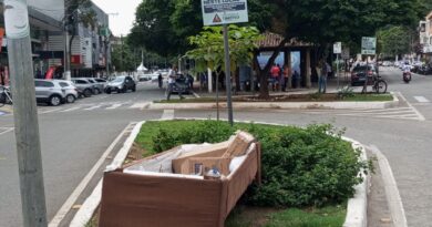 Desrespeito: sofá é descartado sob placa que proíbe lixo no Centro Norte de Timóteo