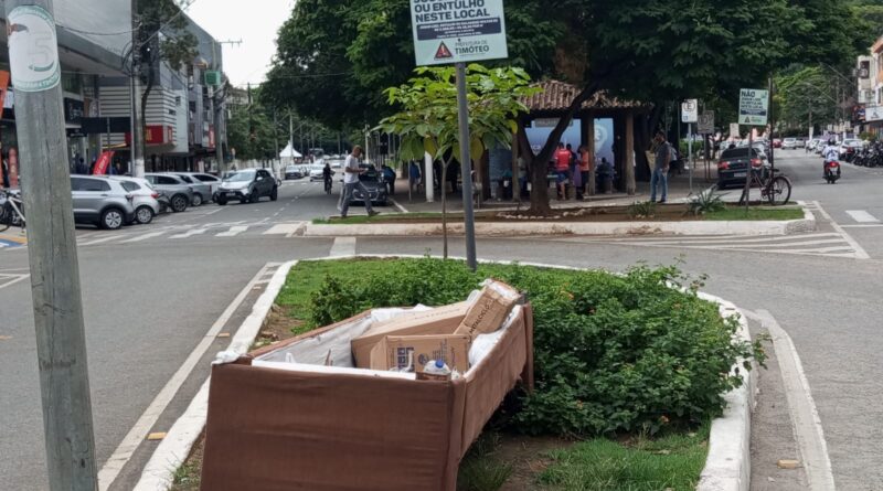 Desrespeito: sofá é descartado sob placa que proíbe lixo no Centro Norte de Timóteo