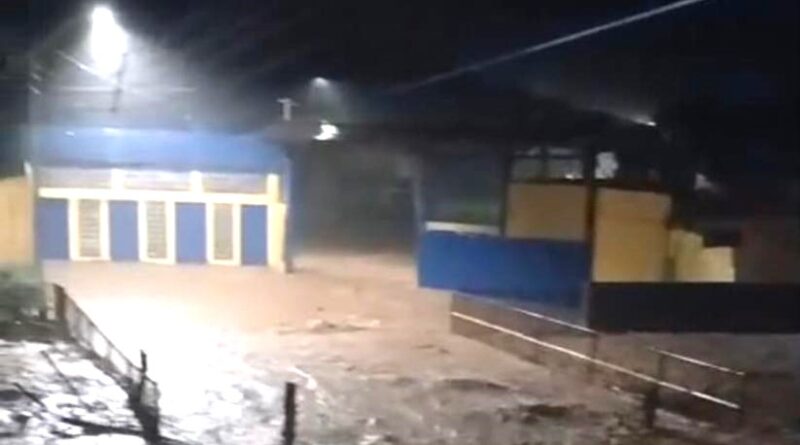 VEJA VÍDEO; Chuva forte causa alagamentos e suspensão de aulas em Jaguaraçu