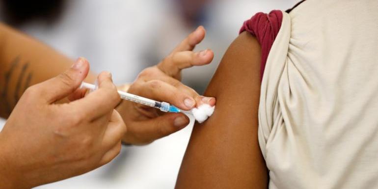 Secretário de Saúde anuncia vacinação contra gripe para toda a população mineira em maio