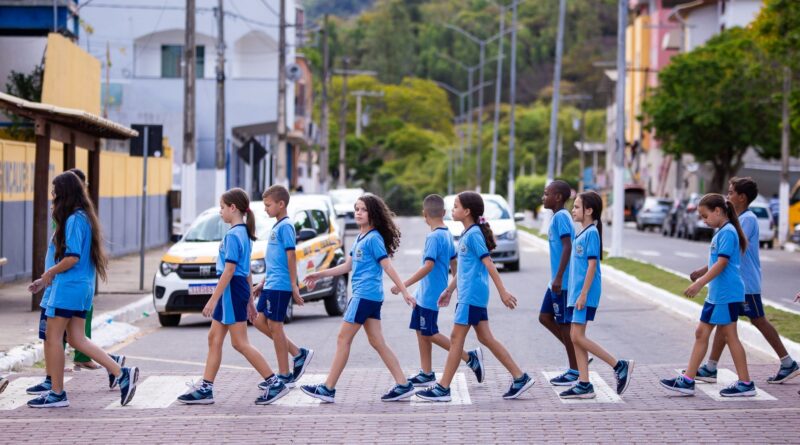 Prefeitura de Belo Oriente começa a entregar os uniformes escolares
