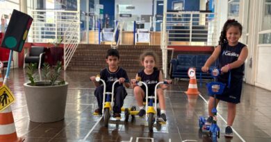 Crianças usam triciclos para aprender sobre trânsito seguro no Colégio Católica Padre de Man