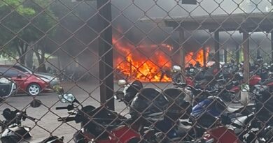 Veículos pegam fogo no estacionamento da Aperam e sequência de explosões chama atenção em Timóteo – Veja vídeos