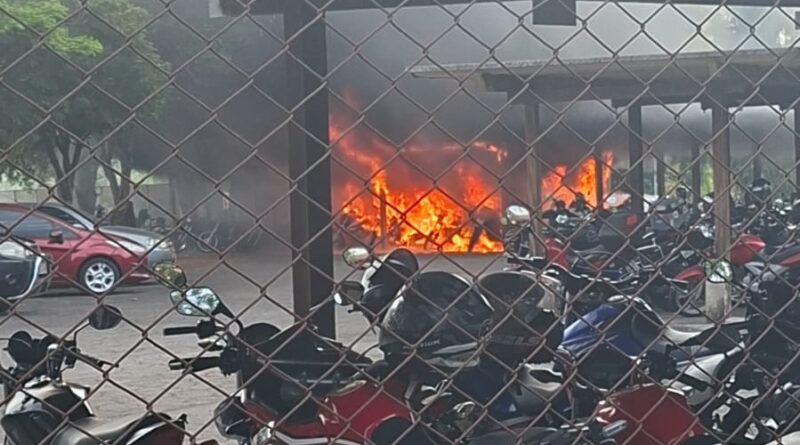 Veículos pegam fogo no estacionamento da Aperam e sequência de explosões chama atenção em Timóteo – Veja vídeos
