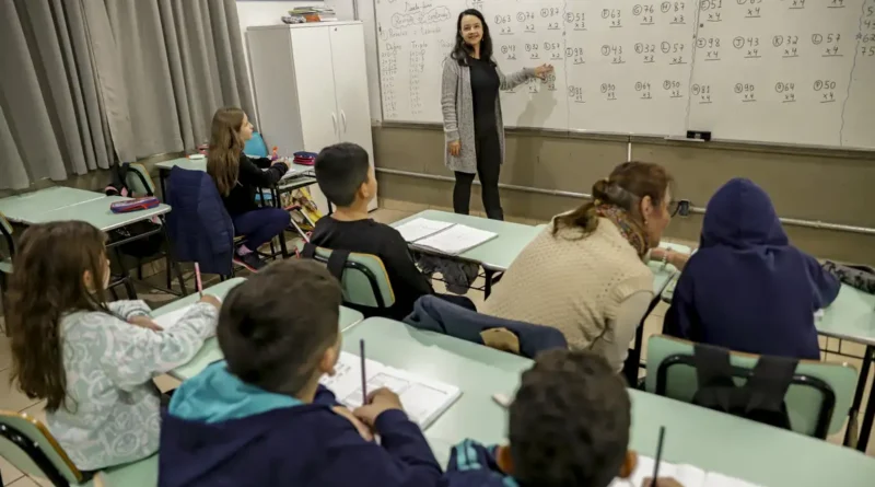Senado eleva piso dos professores para R$ 5.130 ainda em 2026