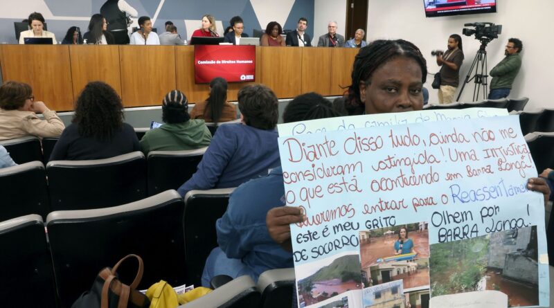 Famílias dizem ser ameaçadas de despejo por mineradoras que destruíram suas casas