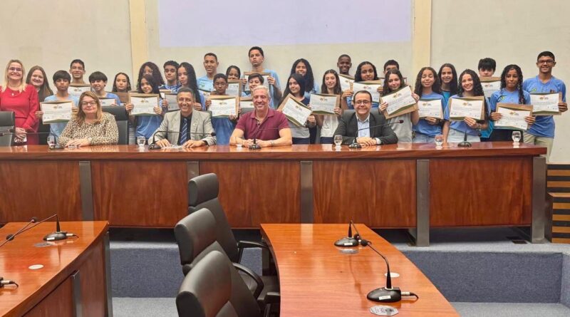 Câmara de Ipatinga diploma vereadores mirins e entrega premiação do 2º Concurso de Poesia e Redação