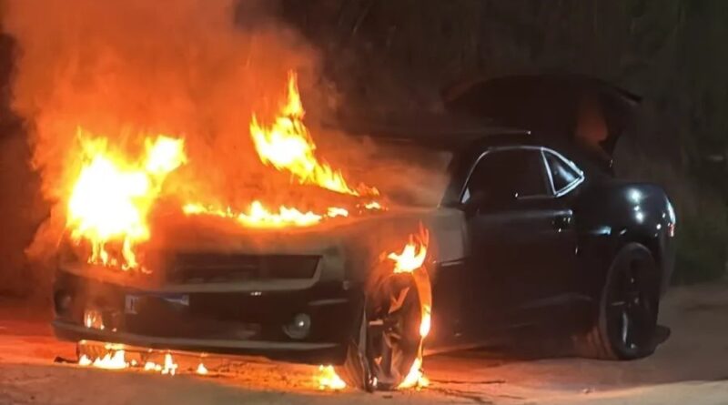 Fogo consome parte de Camaro e vira atração na Avenida Acesita, em Timóteo