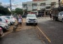 Flagrante na Feira do Timirim: veículo da Fiscalização de Trânsito estaciona sobre passeio