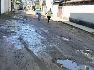 Esgoto estourado revolta moradores do Recanto Verde; comunidade cobra ação urgente da Copasa