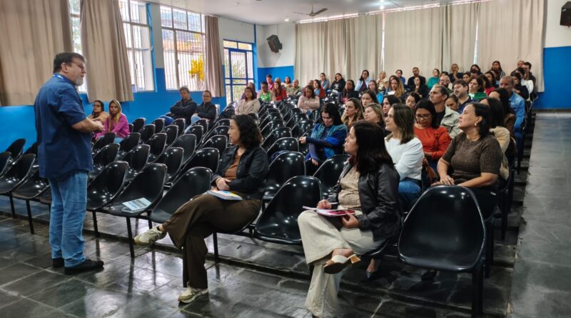 Educação de Timóteo discute BNCC Digital local com a presença de cerca de 50 educadores