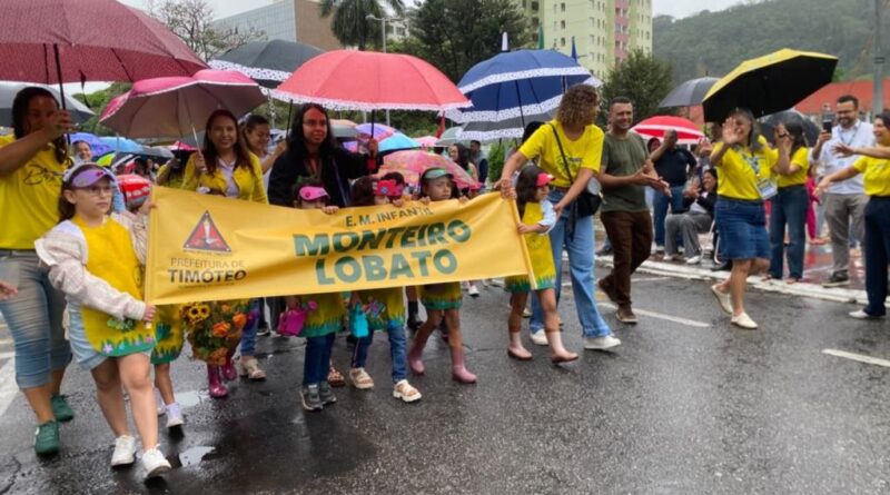 Nem a chuva segura o 7 de Setembro em Timóteo: desfile reúne cerca de mil pessoas e exalta a educação – VEJA AS FOTOS DO DESFILE