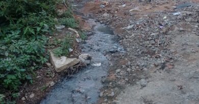 Esgoto da Copasa toma estrada no Novo Tempo, dificulta passagem e despeja dejetos no Ribeirão Ana Moura
