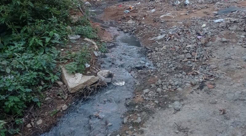 Esgoto da Copasa toma estrada no Novo Tempo, dificulta passagem e despeja dejetos no Ribeirão Ana Moura