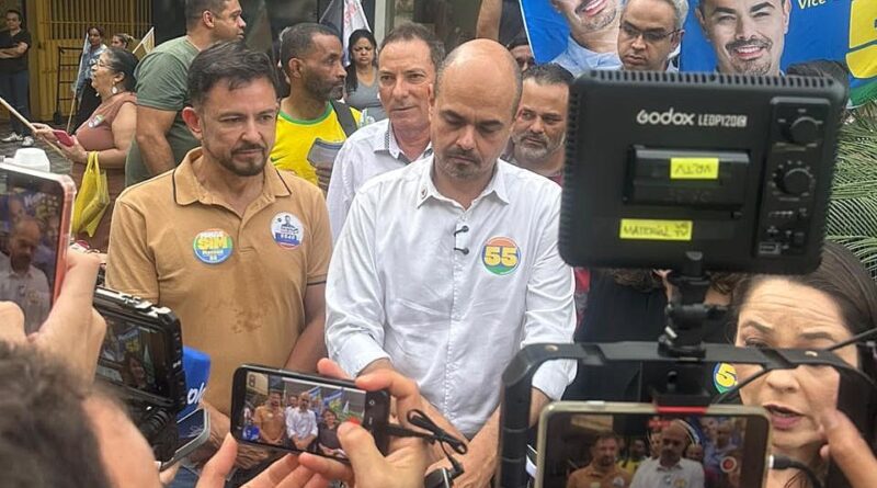 Mateus Simões percorre comércio de Timóteo ao lado de Sérgio Mendes e reforça compromissos com o Vale do Aço