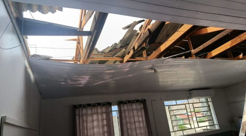 Após temporal, famílias do Jardim Vitória recebem materiais para reconstrução de telhados