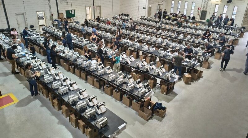 Urnas eletrônicas já estão sendo preparadas para o 1º turno das Eleições 2026