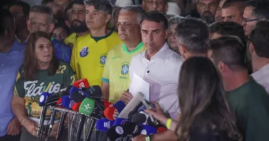 Após derrota nas urnas, Flávio diz que foi intimado pela PF a entregar passaporte