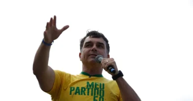 FUGA DE FLÁVIO BOLSONARO:  Aliado de Trump diz que Flávio chegou aos EUA