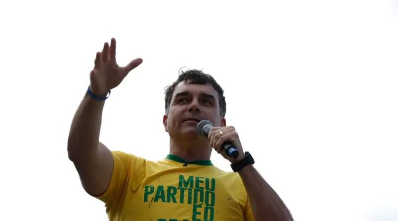 FUGA DE FLÁVIO BOLSONARO:  Aliado de Trump diz que Flávio chegou aos EUA