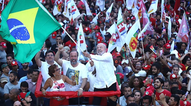 Mar vermelho toma as ruas de Ipatinga em caminhada de Lula pela reeleição