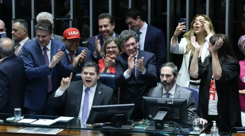 Senado aprova fim da escala 6×1 e redução da jornada de trabalho